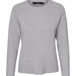 Vero Moda tröja  - Säljer min fina vero Moda tröja i färgen grå! Säljer den för har inte använt på ett tag💞