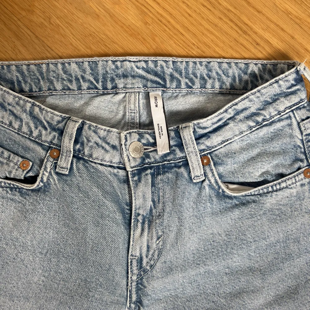 Lågmidjade ljus blå weekday jeans i storlek W 23 L 30. Säljer för dem är för små, men super bra skick! Nypris 600kr . Jeans & Byxor.