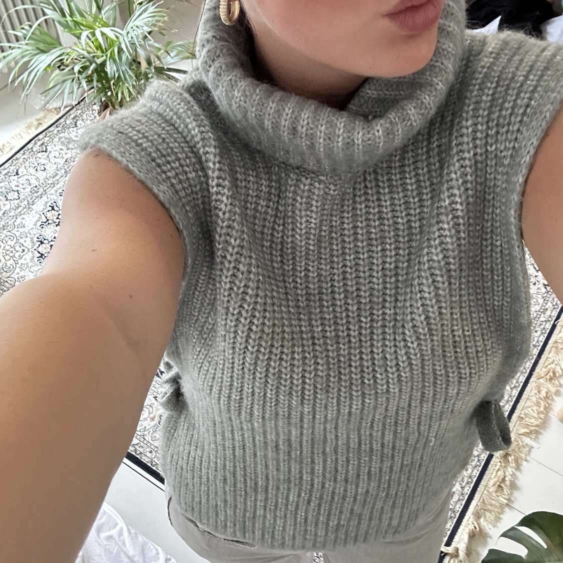 Stickad polotröja med knyte i sidan😍