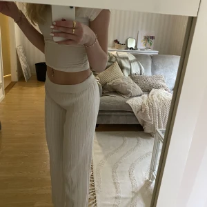 Mysbyxor  - Ett par vita byxor från hm, verkligen jätte sköna och mysiga byxor🤍perfekta höst byxor att mysa till, dem är ribbade🤍