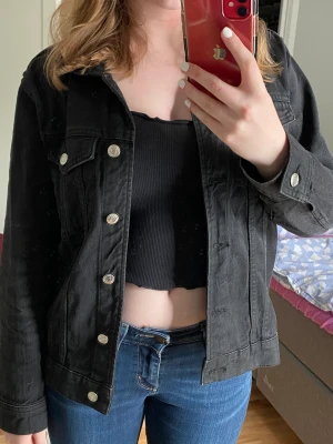 Jeansjacka - En sparsamt använd jeans jacka från Gina❤️storlek M men passar även S.🥰