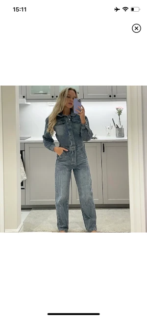 Snygg jeansoverall  - Sjukt snygg, helt ny jeansoverall säljes pga flytt | Köparen står för frakt (paketpris vid köp av flera plagg)