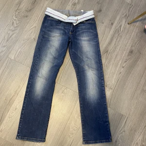 Jeans, blå - Hej! Jag säljer dessa nervikbara jeans i storlek XS-S.