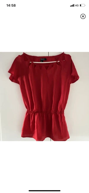 Vacker blus/topp  - Denna topp/blus är så himla fin! Härlig röd färg och funkar lika väl i vardagen som festligare tillfällen. Köpt på Blanco i Spanien, det står xs i den men tycker den passar xs-s
