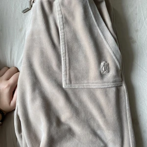Juicy byxor - Säljer då de bara ligger i garderoben, fint skick inga fläckar eller hål💞 i färgen beige