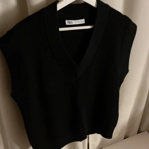 Stickad väst  - Svart stickad bäst från zara, storlek M. Använd fåtal gånger🌸