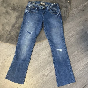 LTB jeans, blå - Hej! Jag säljer dessa lågmidjade jeans ifrån LTB. Storlek 28/30. Jag har klippt upp byxorna några cm,(se bild 3). Passar någon som är ca 155 cm. 