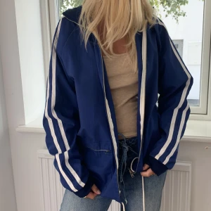 Blå jacka  - Blå jacka i tunnare material. Köpt secondhand. Bra skick! Oversized på mig som är 167 när storlek S.