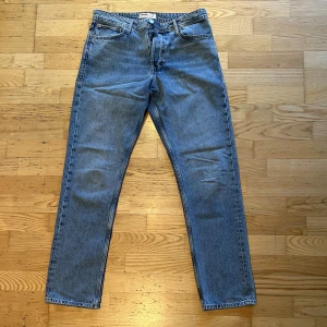 Jack & Jones jeans - Hej, säljer nu mina blåa Jack & Jones jeans i modellen loose/chris. Storleken är 32/34. Har används någon gång bara och är i väldigt gott skick. Hör av dig vid funderingar, pris kan diskuteras.