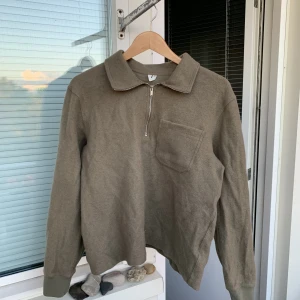 Arket tröja - Grön tröja från arket i bomull Går att vika upp och ner krage Storlek M Sitter true to size 