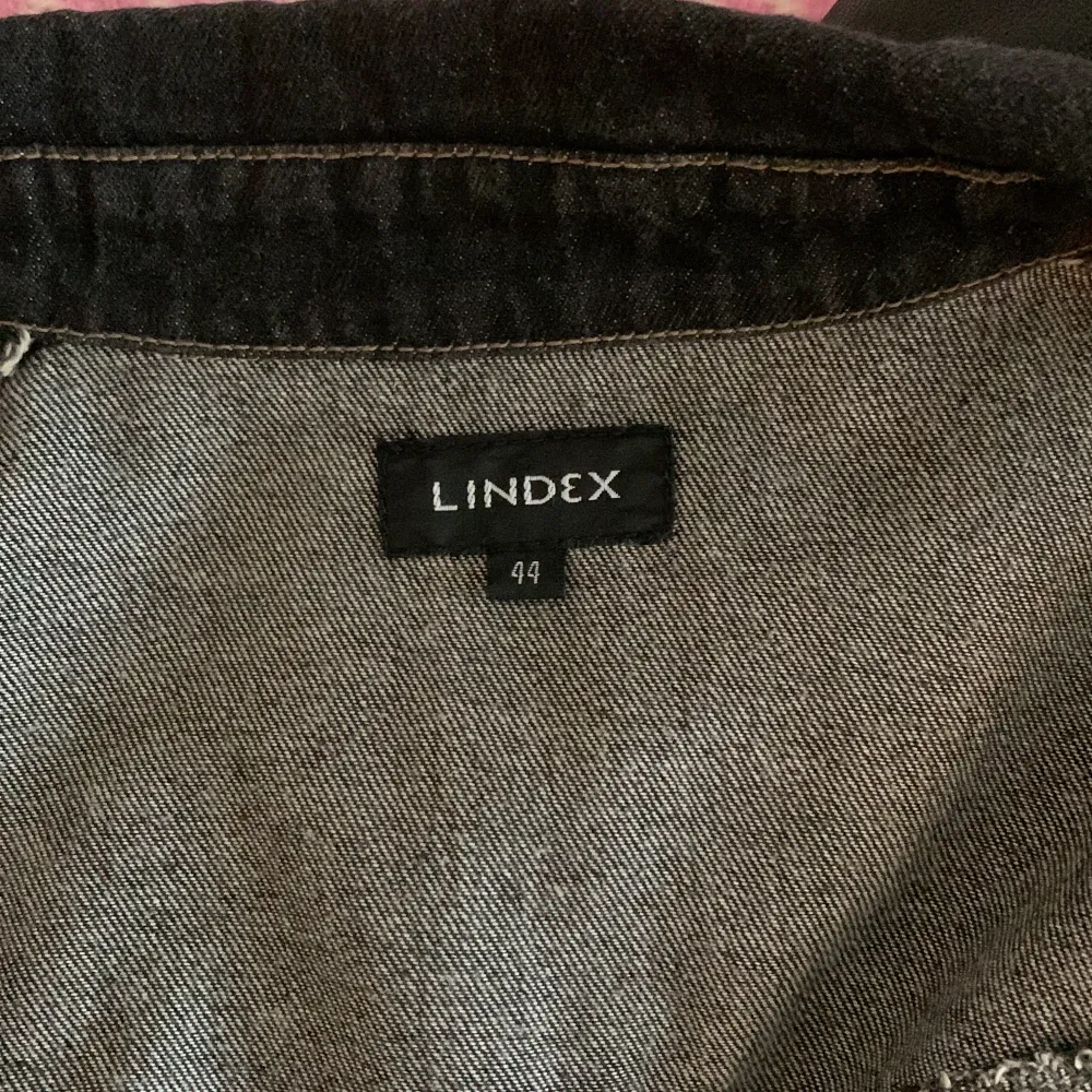 En svart/grå jeans-kappa från Lindex. Står 44 i jackan men passar mig perfekt som vanligtvis har 34/36!☀️. Jackor.