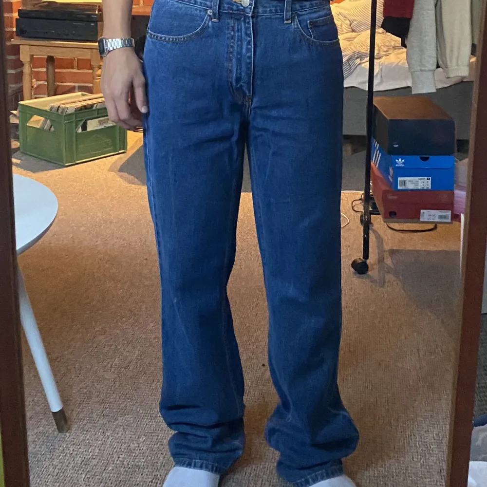 Blåa jeans från hudson med skön tvätt. Köpta andrahand och säljes på grund av att dem är lite för långa för min smak (177cm). . Jeans & Byxor.