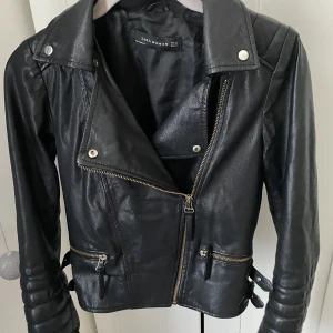 Svart skinnjacka - Säljer denna svarta skinnjacka som jag inte längre använder. Jackan är rätt så gammal då jag fått den av min moster, men är ändå super fin och ser hyfsad ny ut💕