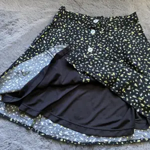 Söt kjol med små blommor på. Sparsamt använd och i väldigt gott skick, köpt på HM i Budapest. Vid frågor skriv pm 🤍