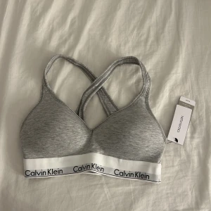 Calvin Klein bh - En helt ny och oanvänd Calvin Klein bh med prislapp kvar. Säljer då den tyvärr va för liten. Köparen står för frakten. Pris kan diskuteras :)