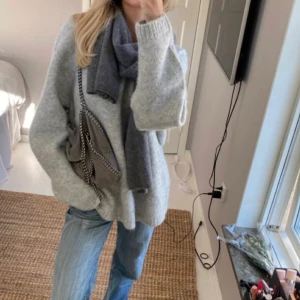 LeGer tröja - (Lånad bild) Säljer denna oanvända tröja från LeGer i strlk 38 men passar mig som har 34-36, men sitter då oversized som på bilden. Nypris 725 Mitt pris 500 + frakt💘