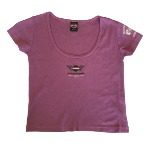 T-shirt, Harley Davidsson  - Harley Davidsson t-shirt i tight passform och djup urringning. Tjock bomullskvalitet.  2000-tal. 