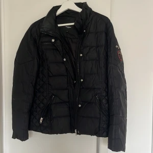 Vinterjacka  - I använt skick. Pris kan diskuteras vid snabb affär! 