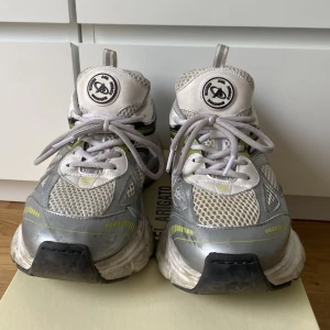 Axel arigato marathon runner - Axel arigato marathon runner i silver/yellow. Ganska så använda i storlek 40.