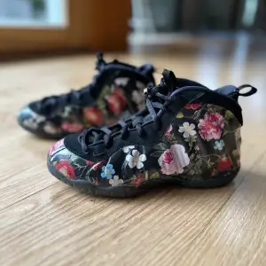 Superfina Nike skor -  blommiga med svarta detaljer,  köpta i USA. Sparsamt använda då de blev för små och det blev vinter snart efter vi kom hem. Inköpspris $150 men säljer för 250 kr. 