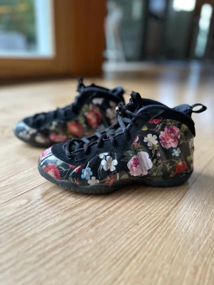 Nike skor Eur stl. 33,5 (US 2Y) - Superfina Nike skor -  blommiga med svarta detaljer,  köpta i USA. Sparsamt använda då de blev för små och det blev vinter snart efter vi kom hem. Inköpspris $150 men säljer för 250 kr. 