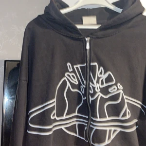 Broken planet hoodie - Säljer min broken planet hoodie som inte kommer till användning.