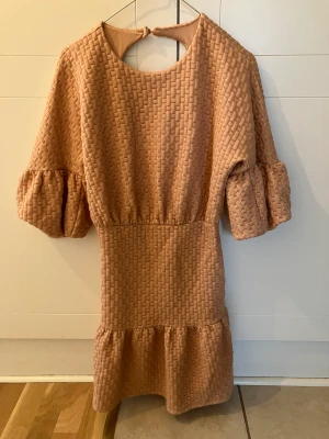 Höstklänning - Söt klänning i gammelrosa som passar fint nu och in i hösten.  Aldrig använd.  Från ASOS storlek 34. 