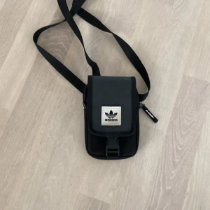 Adidas Axel väska svart  - Vill inte ha den längre tänker slänga den men så ba ska jag sälja den istället 