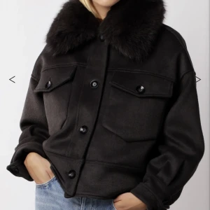 Meotine jacka🩷 - Säljer min älskade meotine jacka då den aldrig kommer till någon användning. Jackan är sparsamt använd, så alltså är den i nyskick🩷 nypris 2 800kr, men jag säljer den för 1 800kr+frakt eller vid bästa bud! 