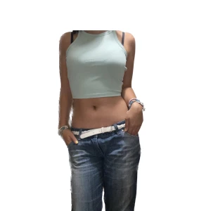 top från Gina Tricot i - Helt ny top från Gina Tricot. I storlek S/146-156cm. I värkligheten är tröjan turkos, Dma om du är intresserad/ vill se fler bilder i bättre ljus!💗Pris är diskuterbart!