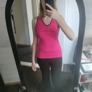 Fint rosa tränings linne från Röhnisch.💝⭐