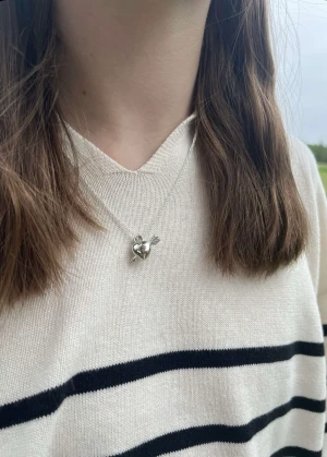 Heart broken halsband💘💘 - 30+Frakt😁silver😻såå snyggt🫶🏻🫶🏻