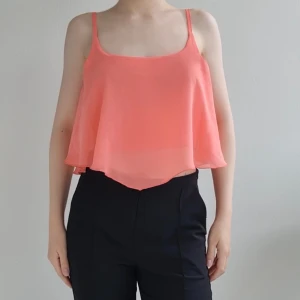 Korallfärgat linne  - Korallfärgat linne av chiffong tyg, i fint skick Storlek: XS/S