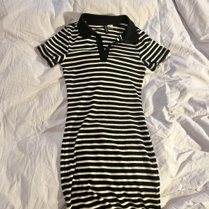 Randning klänning  - Randig kortklänning i bra skick! 