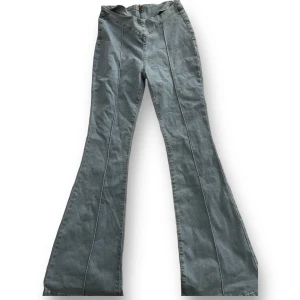 Y2k flare jeans - Skitsnygga y2k jeans, stretchiga, mid waist :)