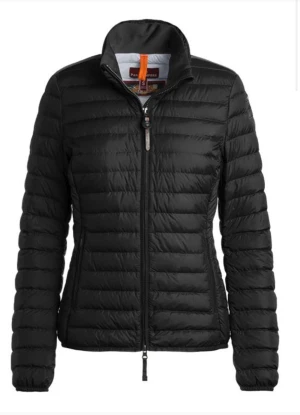 parajumper - Jag säljer min parajumper jacka nu som har blivit för liten för mig, den är i storlek S och är i väldigt bra skick. Pris kan diskuteras. storlek xs men passar bra som s också! 