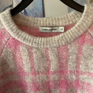 Stickad tröja  - Så mysig och varm stickad tröja från Carin Wester. Den är använd men har fortfarande mycket liv kvar i sig 💗💖💘💕