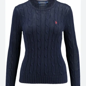 Ralph Lauren stickad tröja - Snygg kabel stickad tröja från Ralph Lauren. Sparsamt använd och i storlek xs men skulle snarare säga S.  Jag har M och den passar mig, men den passar även xs bara inte lika tajt passform