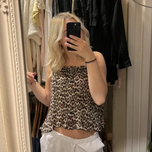 Linne  - En fin leopard tröja/ linne från Hm i storlek s. Hör av er om frågor 💕