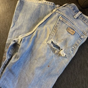 Momjeans! - Snygga lössittande byxor! Kommer inte till användning men de är bra längd och inga slitage 