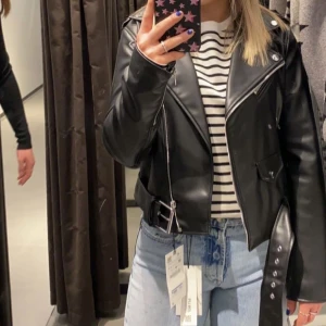 Skinnjacka  - Säljer denna fina skinnjacka från zara för att den ej kommer till användning längre. Jackan är i fint skick!! 