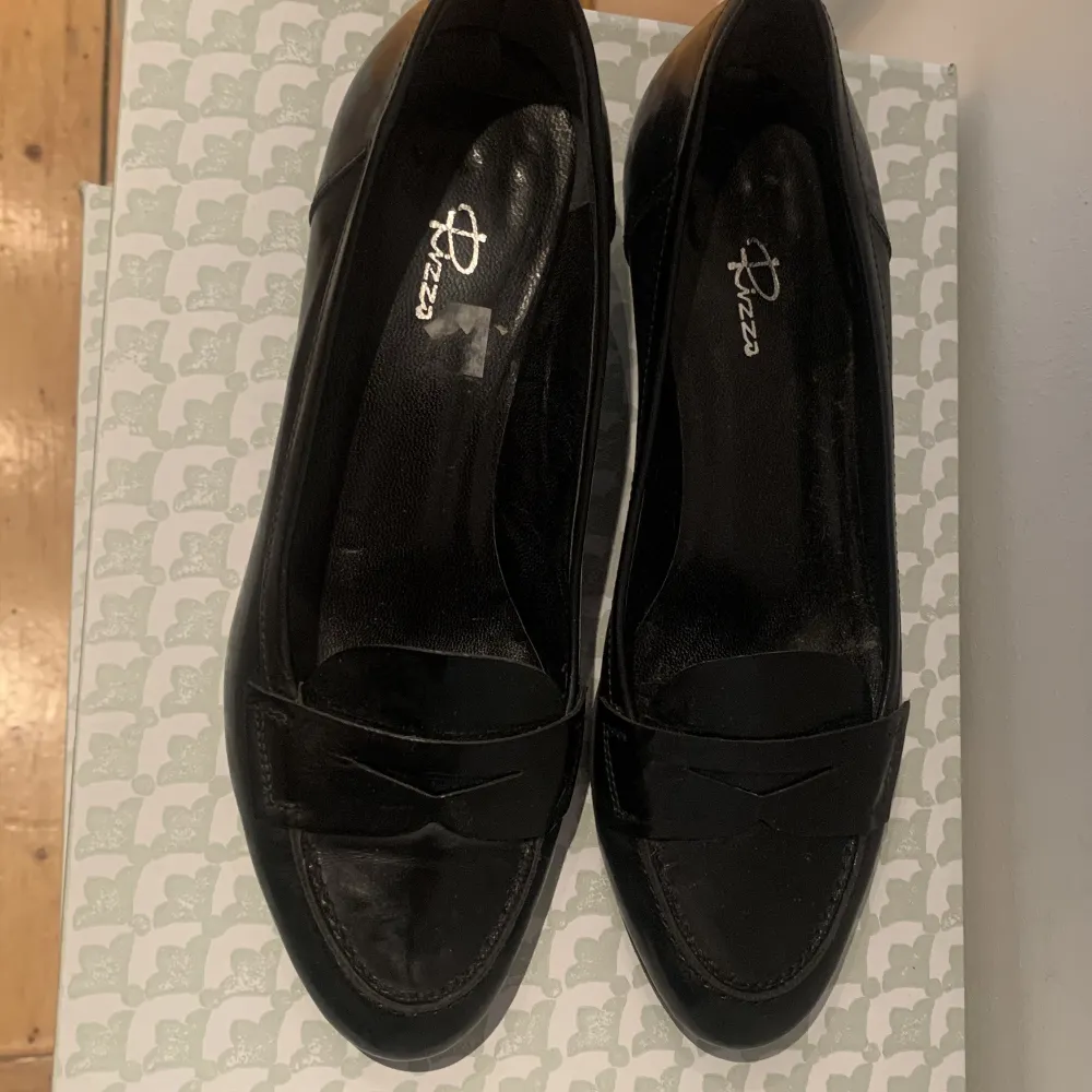 Skinn skor från Rizzo  St 37 med 4-6cm klack  . Skor.