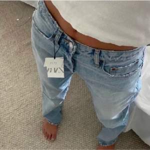 Ljusblå straight midrise jeans!💙💙 skitsnygga och sparsamt använda. (Lånade bilder) önskas fler bilder, bara hör av dig!💗