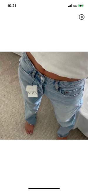 Ljusblå straight midrise jeans!💙💙 skitsnygga och sparsamt använda. (Lånade bilder) önskas fler bilder, bara hör av dig!💗