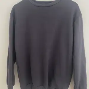 Mörkgrå sweatshirt i storlek s, tröjan är helt ny och oanvänd, skriv för fler bilder  