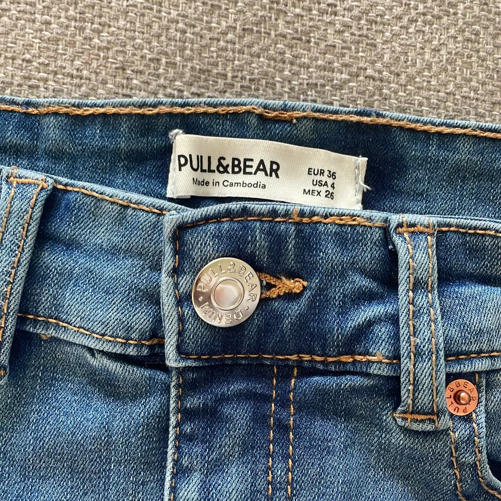 Jätte coola bootcut jeans från Pull&Bear. Bara burit dem en gång och därför i jätte bra skick. Om ni vill ha exakta mått är det bara att fråga. Kan mötas upp i Täby för upphämtning men tar även frakt.. Jeans & Byxor.
