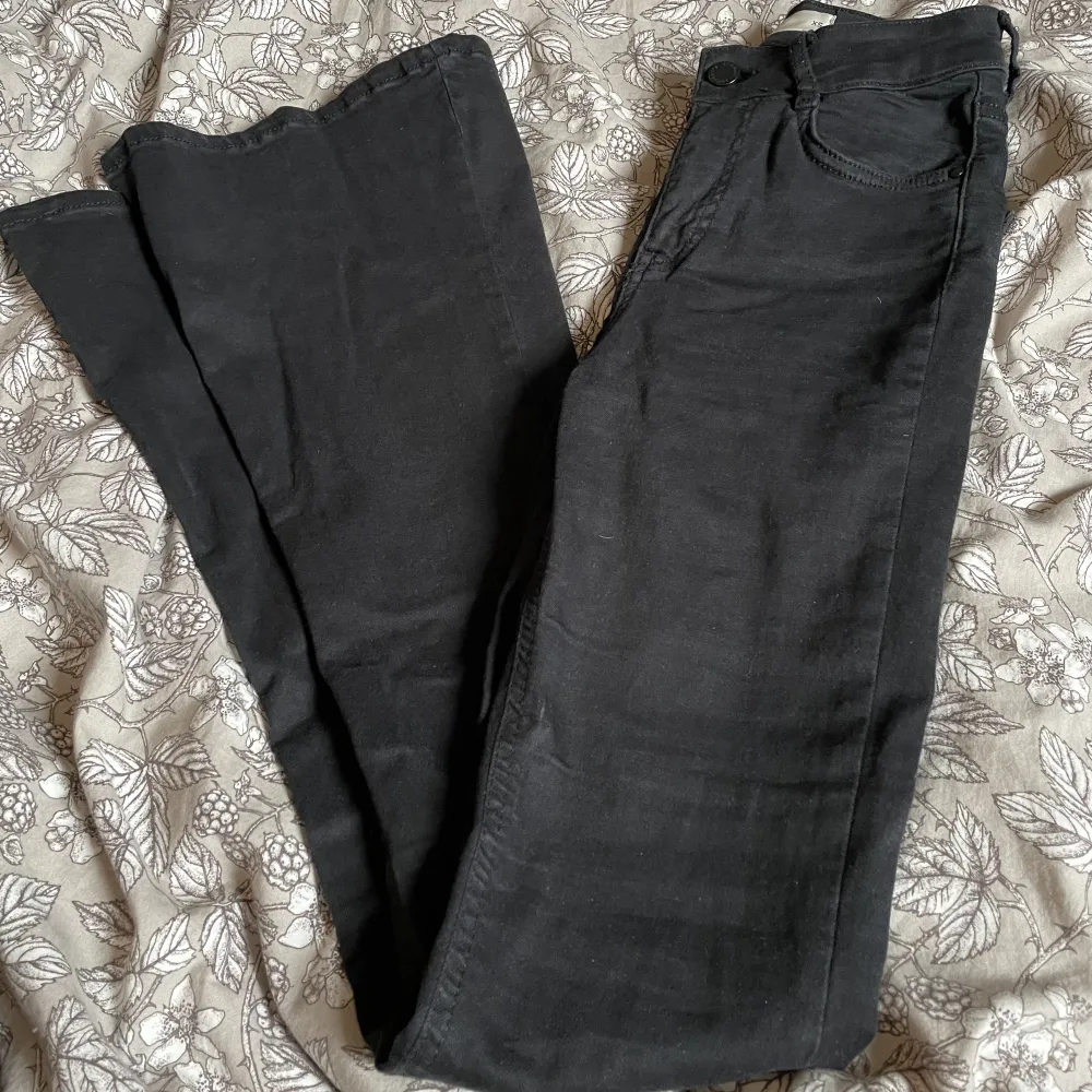 Ett par svarta utsvängda jeans från Gina Tricot🖤 säljer pga att de är för korta för mig. Fint skick, storlek xs. Säljer för 100kr. Jeans & Byxor.