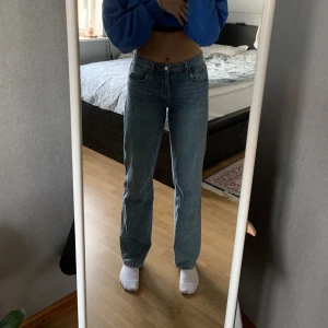 Blåa jeans från zara - Blåa midwaist jeans från Zara, i väldigt fint skick. Säljer dem då de inte kommer till användning längre😋