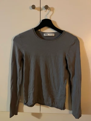 Grå långärmad tröja  - Fin grå långärmad tröja! Storlek s, använd 1 gång. 