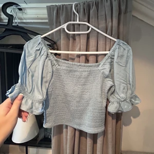 Blå puffärm - Söt topp från bikbok  S Blå använd 2 ggr